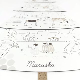 Svítící adventní kalendář s vlastním jménem 🌲. ⠀ 50 cm velký stromeček, který děti zdobí celý advent - od 1. do 24....