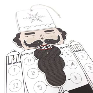 Hledáte adventní kalendář pro kluky 🧐? Máme 😉👇 ⠀ 50 cm vysoký Louskáček dětem přinese 24 svítících puntíků, které mu budou...